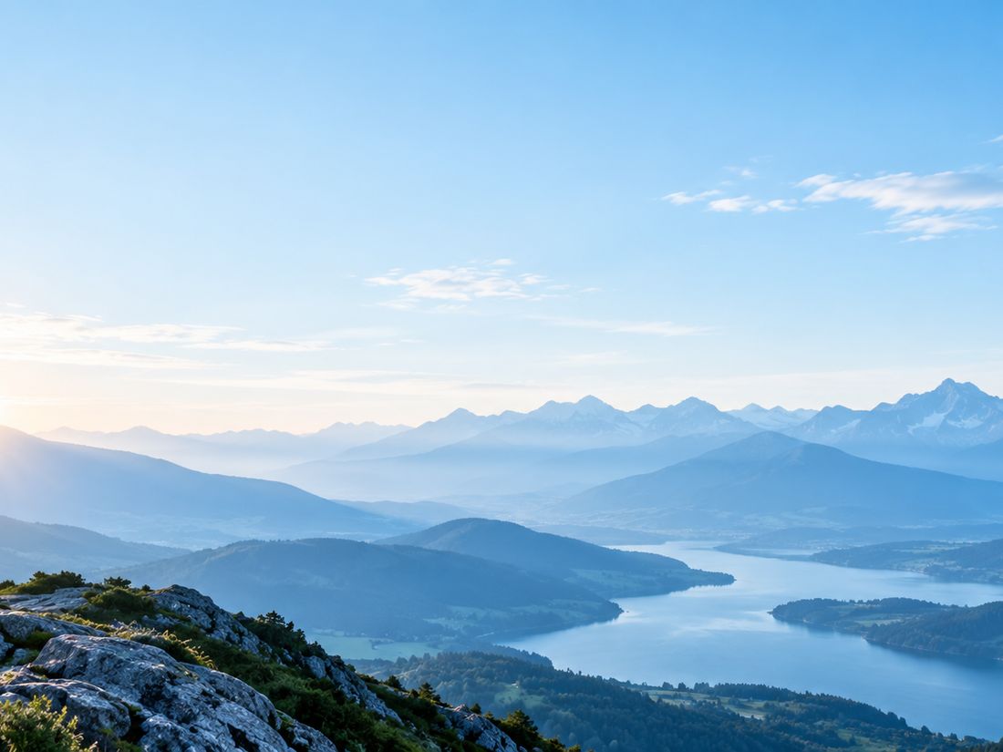 Paysage de montagnes et de lac au lever du soleil.