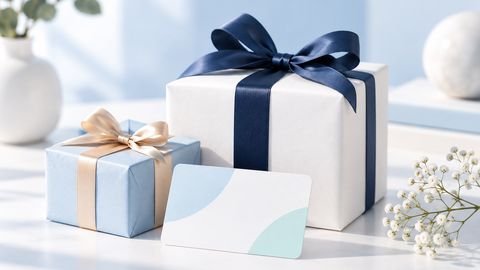 Coffrets cadeaux blancs et bleus avec une carte cadeau neutre.